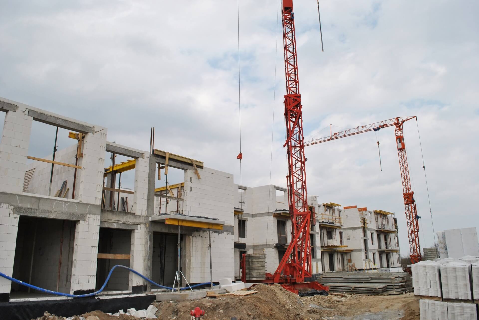 budowa; plac budowy; budynek; budowlany; budować; stan surowy; architektura; architektoniczny; dźwig; cegła; osiedle; dom; mieszkanie; nieruchomość; projekt; firma budowlana Rzeszów; firma remontowa Rzeszów; budowa domów Rzeszów; remont mieszkania Rzeszów; dachy Rzeszów; budowa garażu Rzeszów; budowa wiaty Rzeszów; kostaka brukowa Rzeszów; funadmenty Rzeszów;